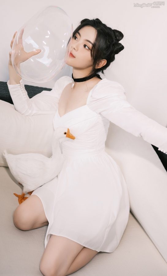 刘涛和杨超越合照，杨超越穿白裙秀细腿，涛姐穿的太保守(4/5)