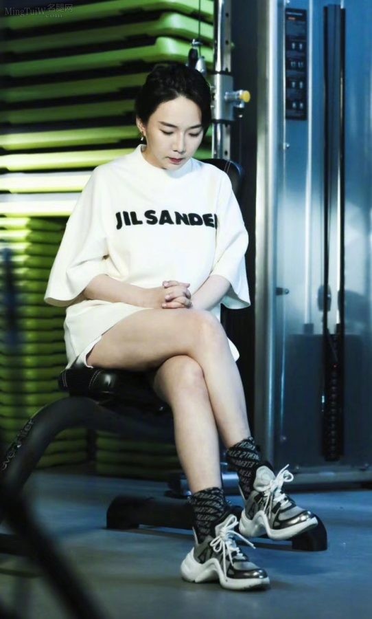 女辩手马薇薇翘起大白腿坐姿(1/1)