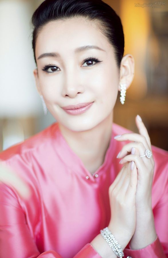 气质成熟女明星秦海璐脚穿防水台恨天高(3/3)