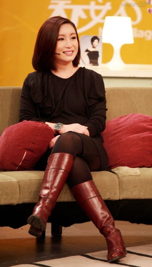Qin Hailu wore black silk boots and crossed her legs as a guest on "Women of the World"(1/4)