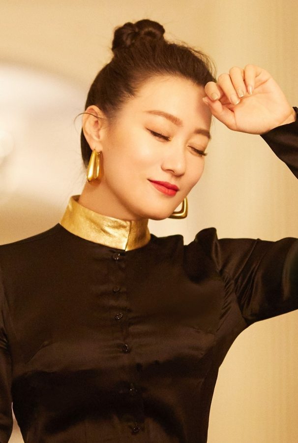 谭晶的时尚风范：脚踩高跟鞋彰显大气迷人优雅的气质(3/5)