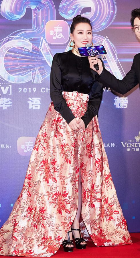 谭晶的时尚风范：脚踩高跟鞋彰显大气迷人优雅的气质(5/5)