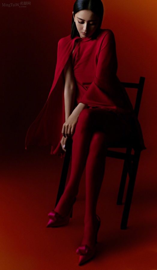 Tong Liya's legs are quite OK wearing red pantyhose(1/4)