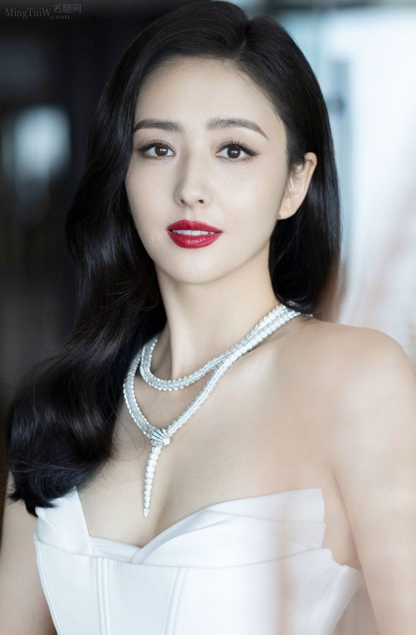 佟丽娅穿低胸开衩裙，波浪长发红嘴唇颜值魅力无双(4/7)