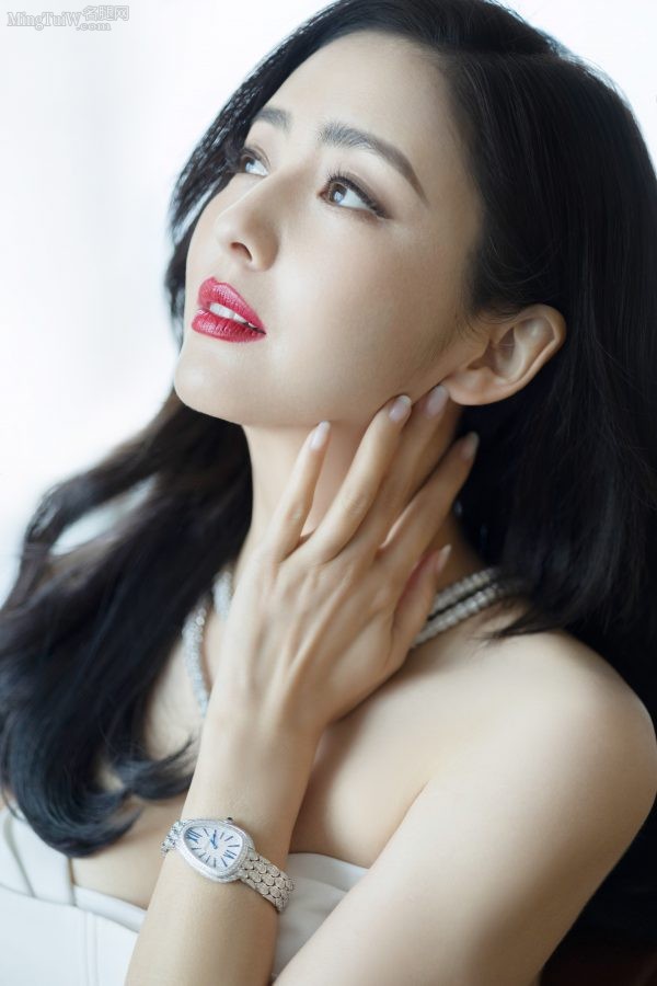 佟丽娅穿低胸开衩裙，波浪长发红嘴唇颜值魅力无双(5/7)