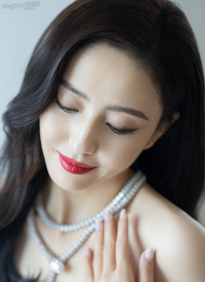 佟丽娅穿低胸开衩裙，波浪长发红嘴唇颜值魅力无双(6/7)
