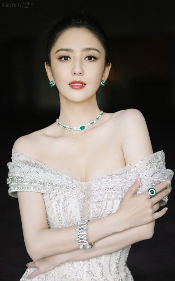 佟丽娅穿戴名贵珠宝身着低胸修身晚礼服，香肩白沟腰臀迷人(1/11)