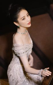 佟丽娅穿戴名贵珠宝身着低胸修身晚礼服，香肩白沟腰臀迷人
