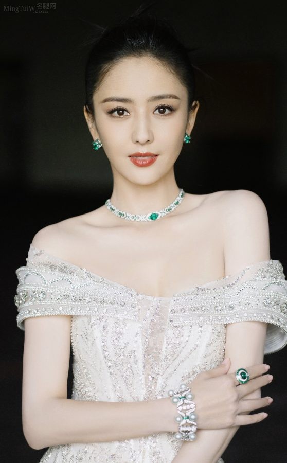 佟丽娅穿戴名贵珠宝身着低胸修身晚礼服，香肩白沟腰臀迷人(2/11)