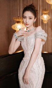 佟丽娅穿戴名贵珠宝身着低胸修身晚礼服，香肩白沟腰臀迷人