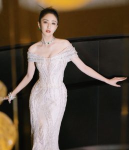 佟丽娅穿戴名贵珠宝身着低胸修身晚礼服，香肩白沟腰臀迷人
