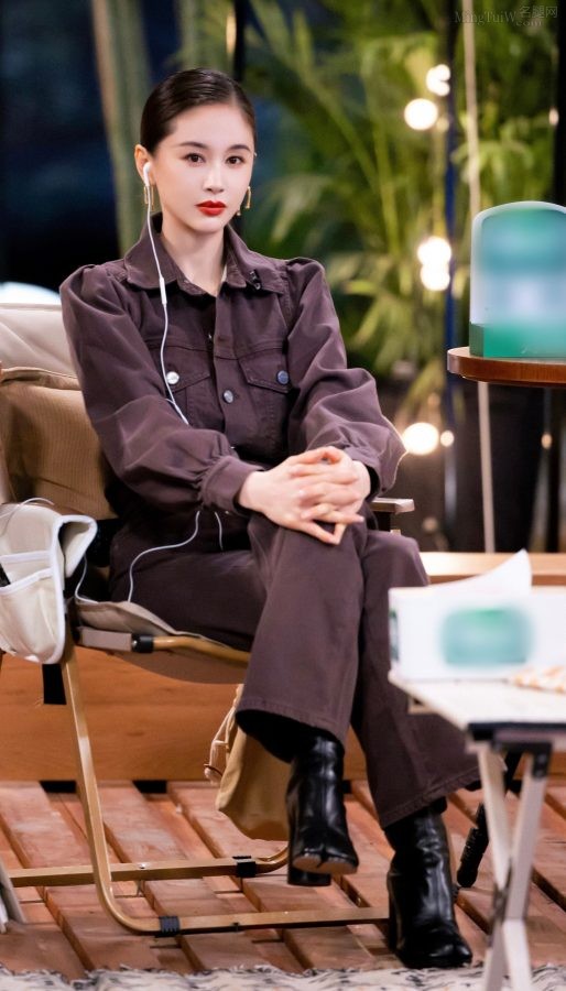 "Half Lover" Wang Ziwen wears leather boots with her legs crossed and the soles exposed(2/4)
