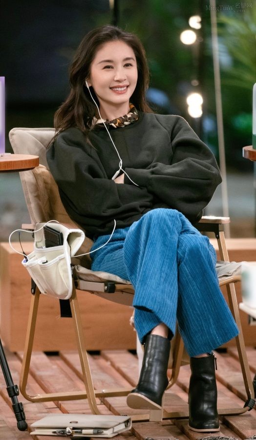 Wang Ziwen's high-heeled leather short boots soles on the variety show "Half Lovers"(2/5)