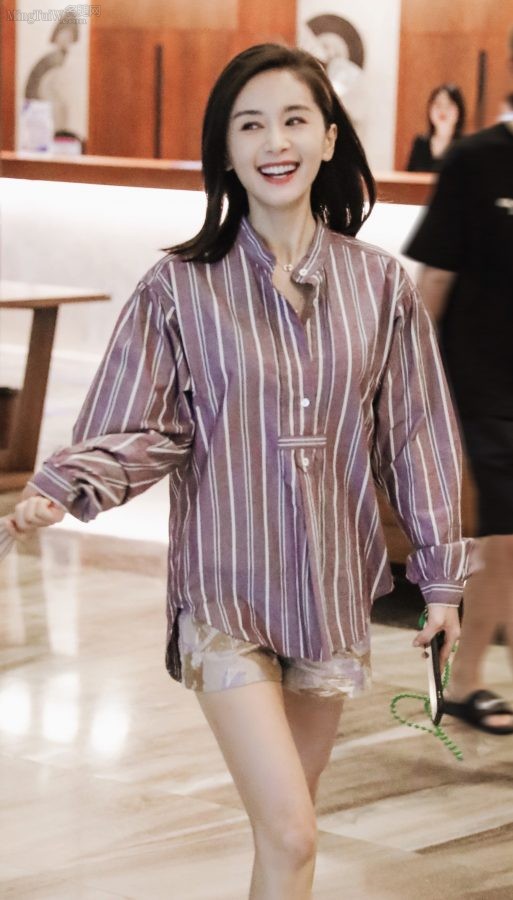 女明星王子文纤细筷子腿街拍美照(3/6)