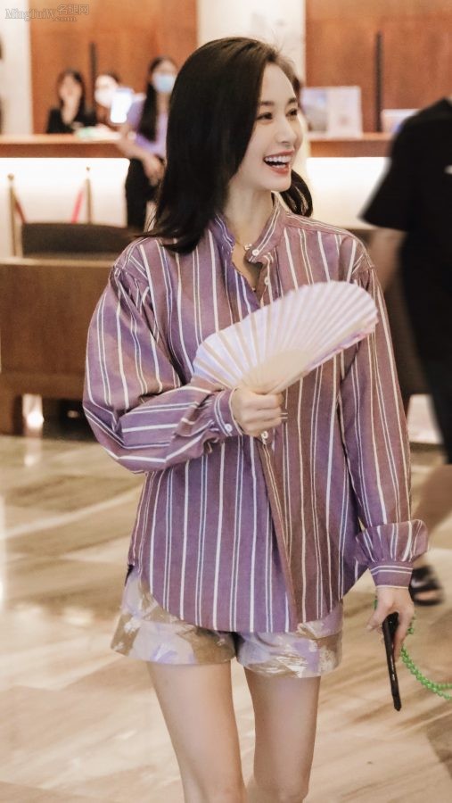 Female star Wang Ziwen takes beautiful photos on the street with slender chopstick legs(4/6)