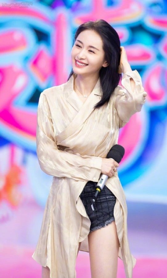 王子文上《快乐大本营》节目穿牛仔热裤大秀美腿(6/7)