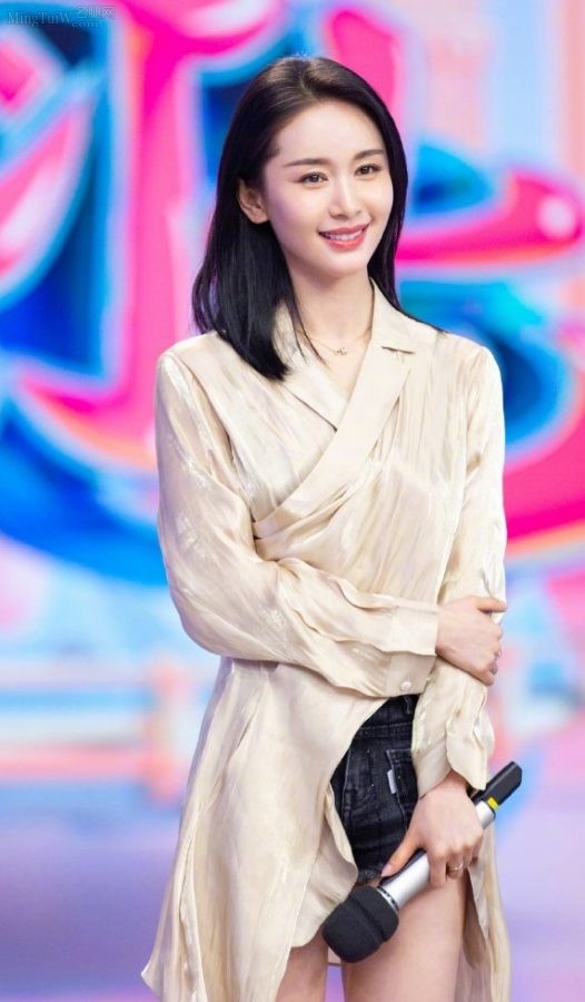 王子文上《快乐大本营》节目穿牛仔热裤大秀美腿(7/7)
