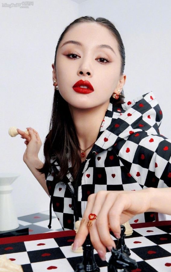 Wang Ziwen wears a checkerboard skirt and white tube socks and has beautiful slender legs(3/3)