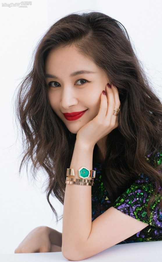 小妖精王子文波浪发红唇细美腿迷人亮相(14/15)