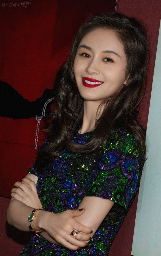 小妖精王子文波浪发红唇细美腿迷人亮相(7/15)