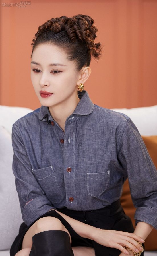 腾讯视频《半熟恋人》王子文腿穿高跟皮靴翘的一手好腿(6/6)