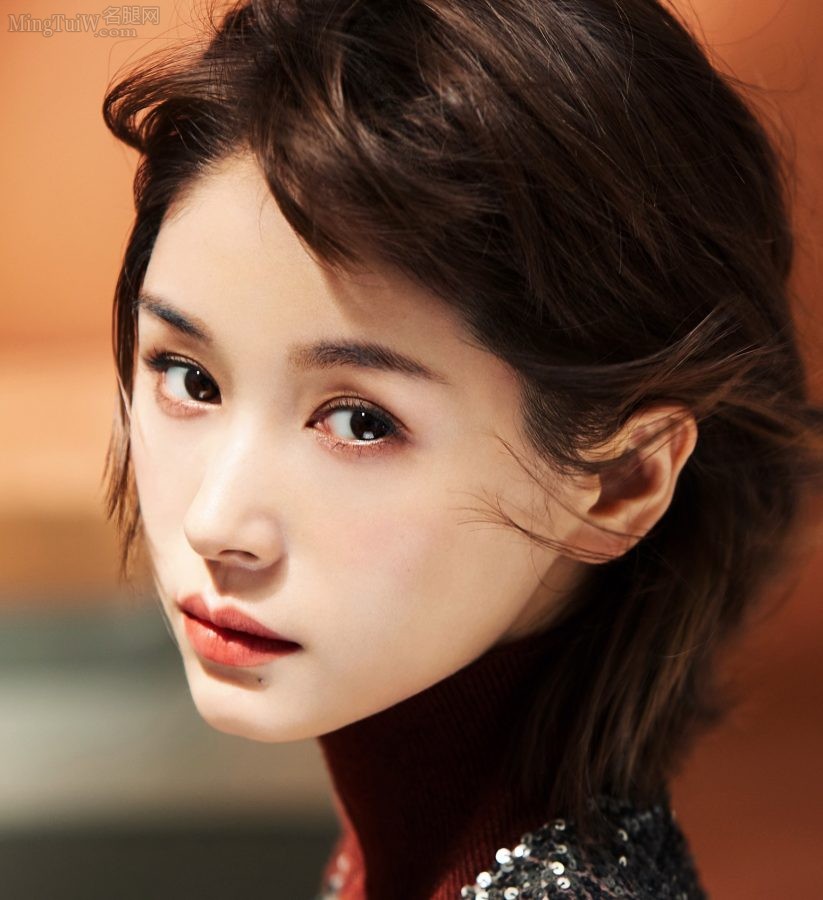 《CéCi茜茜姐妹》杂志王子文白皙玉脚踩地板(6/6)