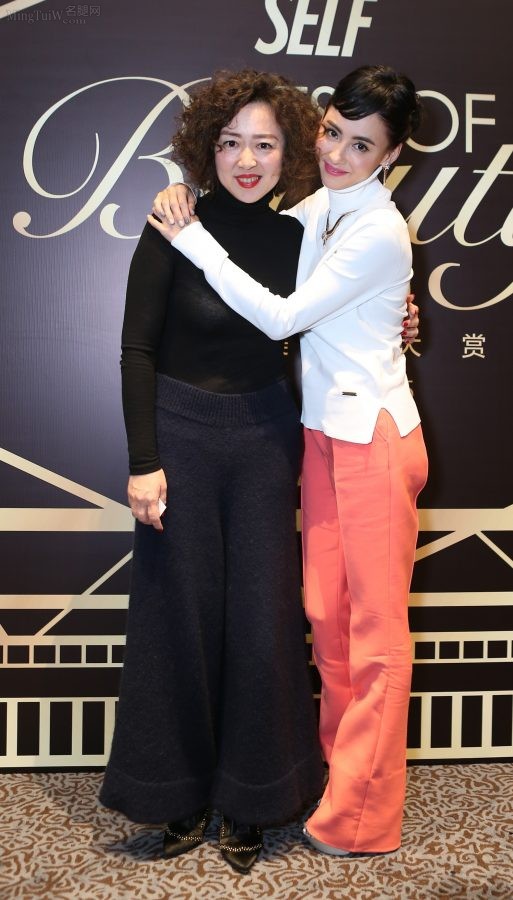 徐赫立女士与张柏芝小姐亮相悦己美妆大赏活动(2/7)