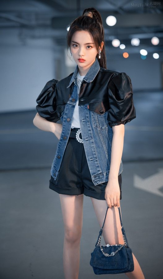 杨超越利落高马尾发型在地下停车场秀细长美腿(3/8)