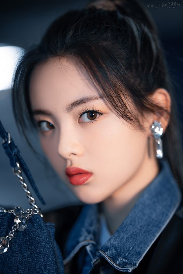 杨超越利落高马尾发型在地下停车场秀细长美腿(5/8)