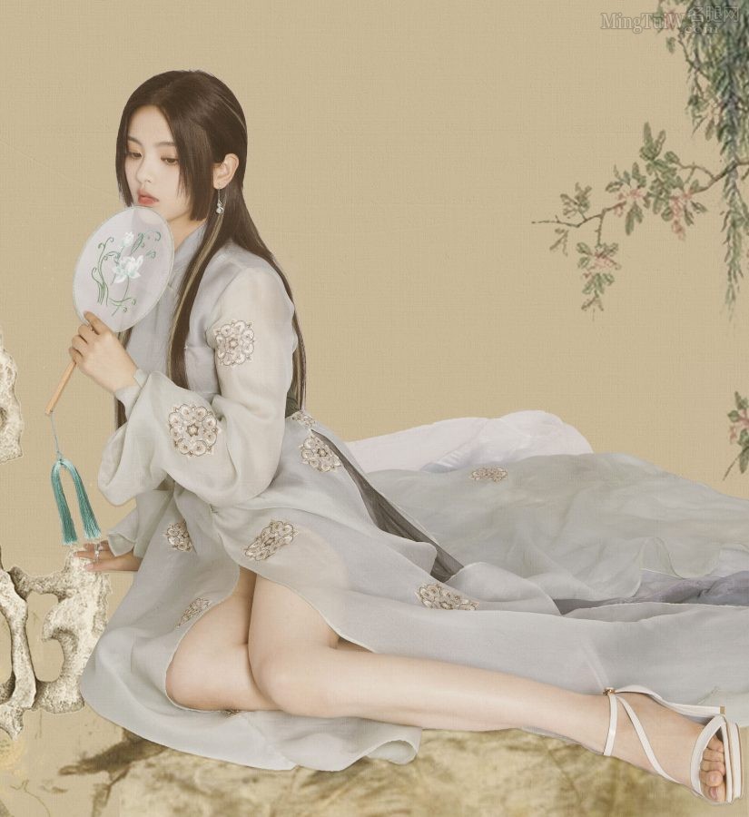 杨超越拍摄写真身穿国风开叉裙秀美腿(1/1)