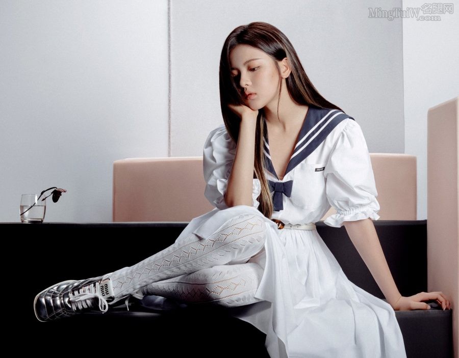 杨超越为时尚杂志拍摄美腿写真(3/4)
