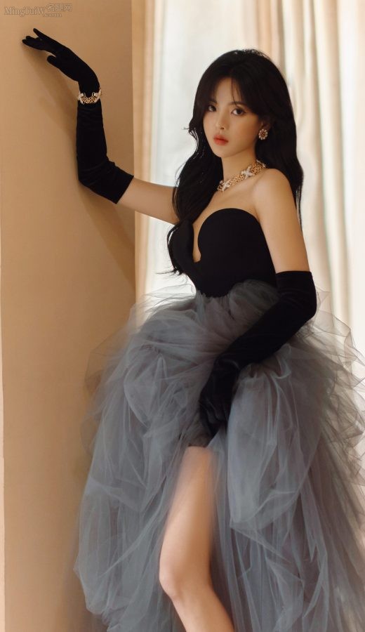 杨超越穿上高级丝绒晚礼服美腿纤细出席微博视界大会(5/6)