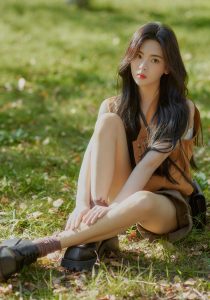 杨超越在炎炎夏日坐在草地上展现出迷人的美腿青春美好