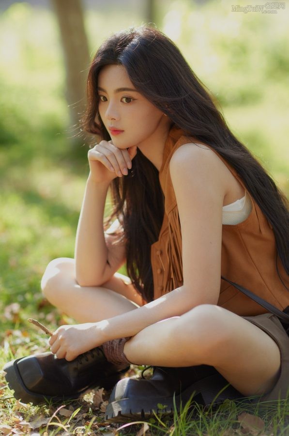 杨超越在炎炎夏日坐在草地上展现出迷人的美腿青春美好(2/5)