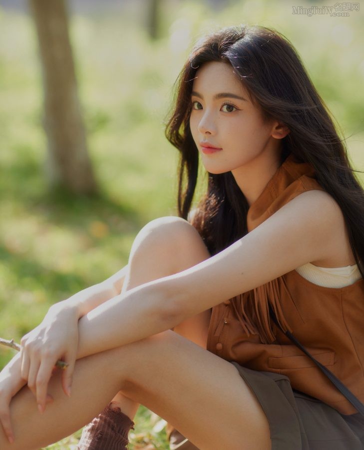 杨超越在炎炎夏日坐在草地上展现出迷人的美腿青春美好(3/5)