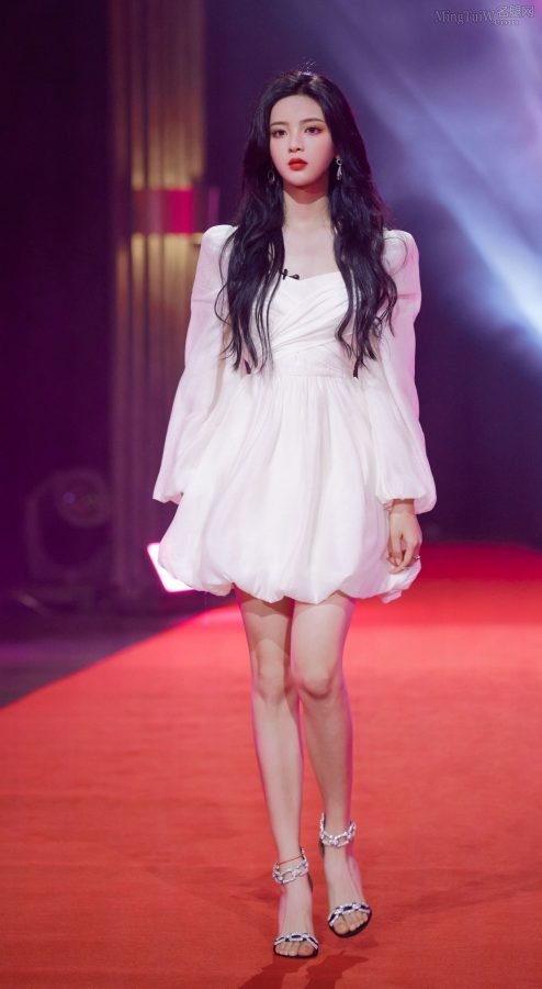 杨超越细玉腿美足美手闪亮登场(1/4)
