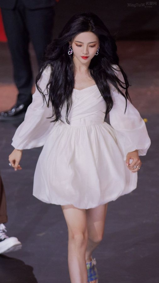 杨超越细玉腿美足美手闪亮登场(3/4)