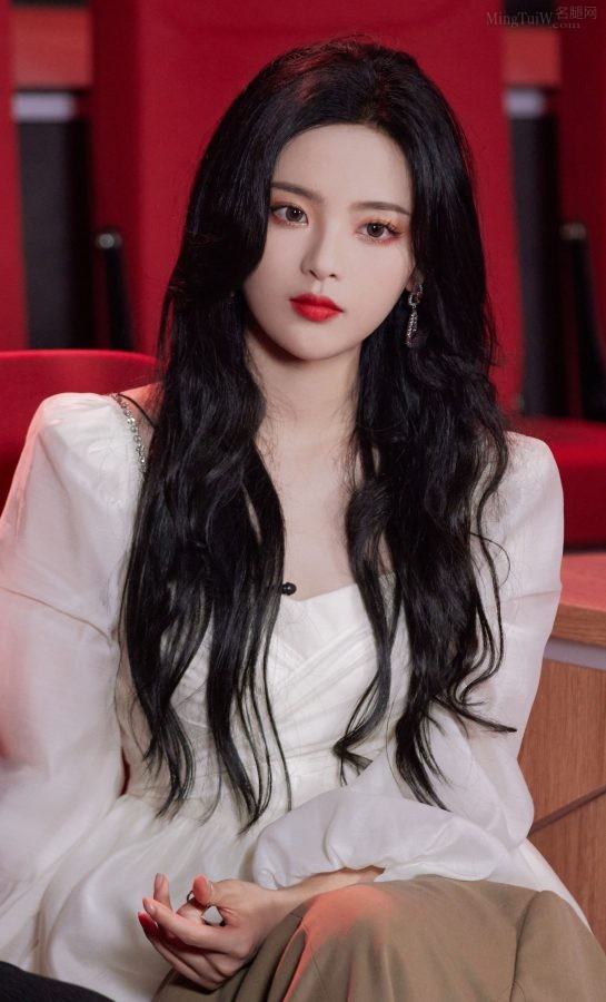 杨超越细玉腿美足美手闪亮登场(4/4)