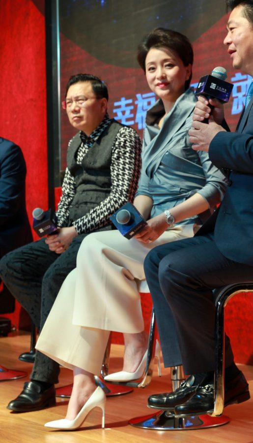 杨澜代言左右沙发活动现场脚踩白色细高跟爆青筋(1/5)