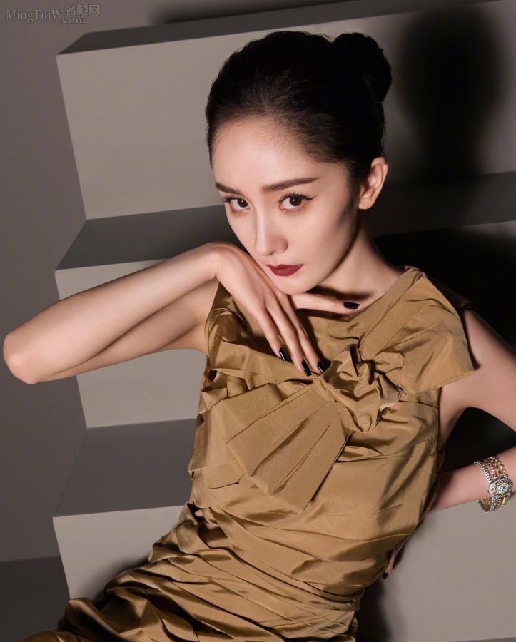 杨幂腿穿黑色裤袜配尖头细高跟给你强烈视觉冲击(7/7)