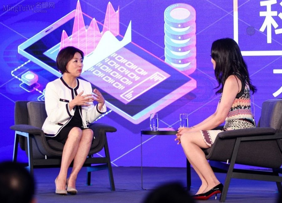 天使投资人杨珮珊(左)在科技会议上接受女主持人Eunice Yoon采访(1/2)