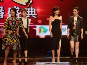 杨紫、王子文、刘涛、蒋欣在台上真实的腿照