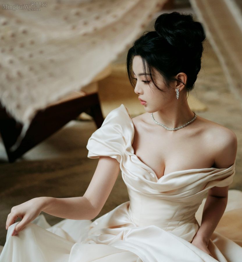 杨超越穿上性感公主裙大秀美白沟(2/6)