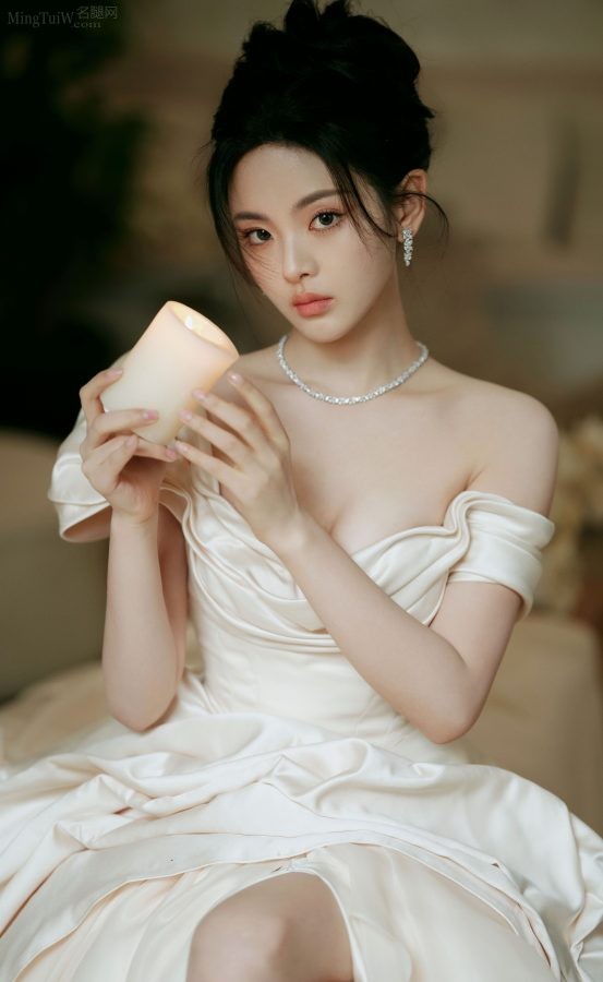 杨超越穿上性感公主裙大秀美白沟(3/6)
