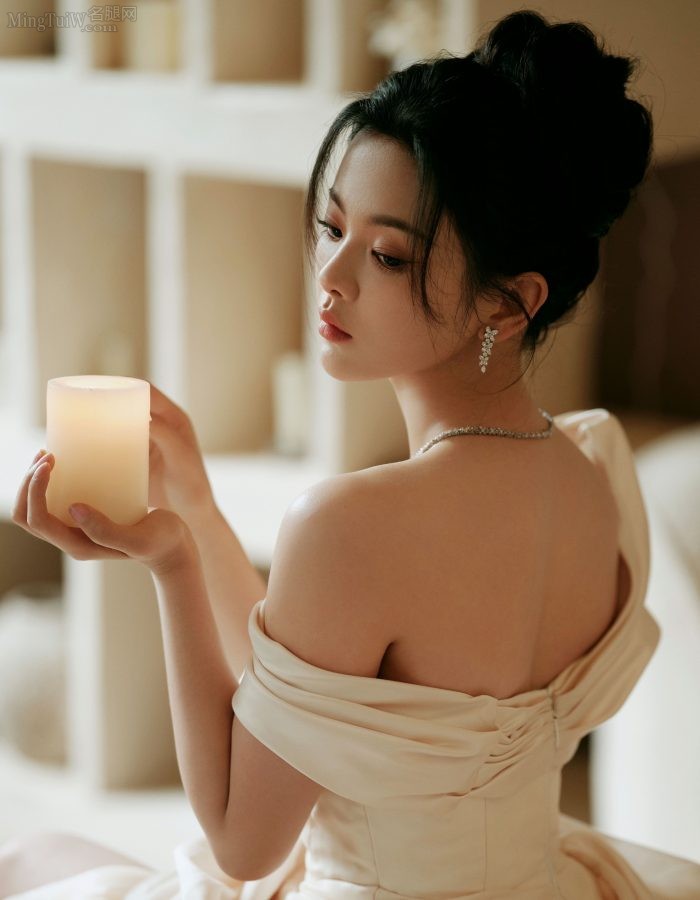 杨超越穿上性感公主裙大秀美白沟(4/6)