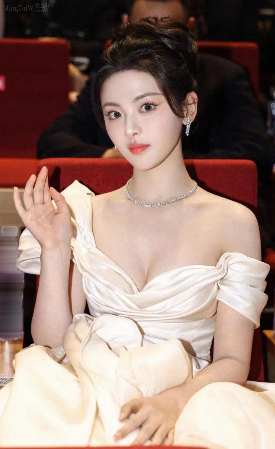 杨超越穿上性感公主裙大秀美白沟(6/6)