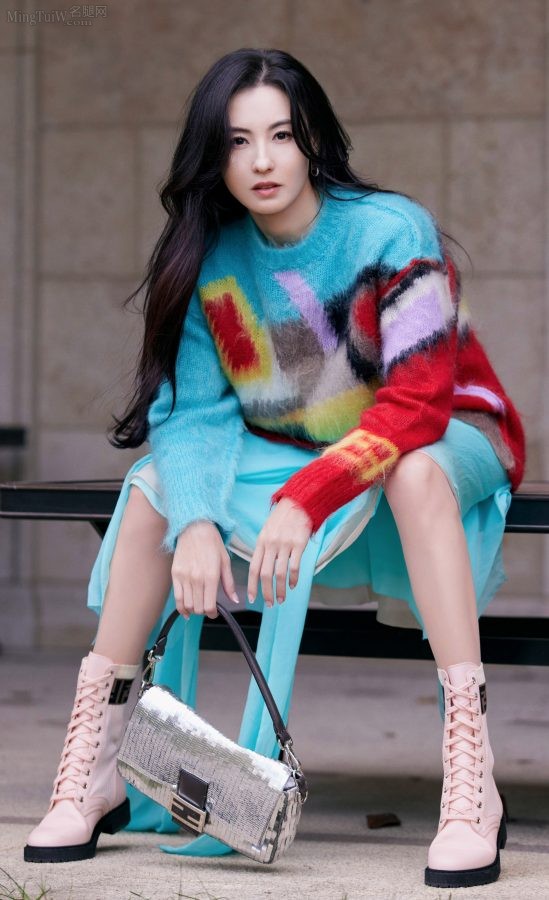黑长发女星张柏芝细腿穿上质感肉色丝袜(1/3)