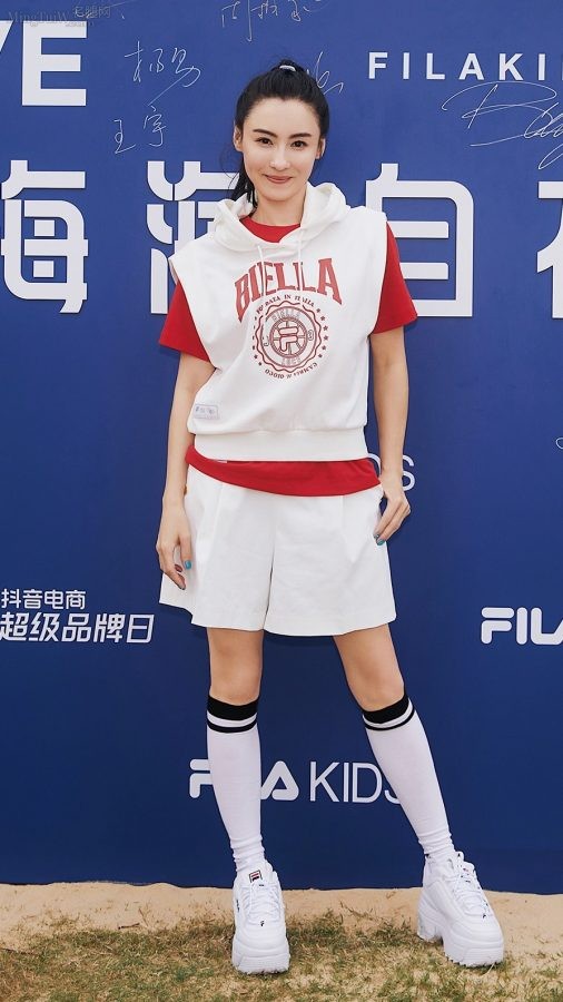 张柏芝运动衣棉筒袜夹腿坐姿(4/4)