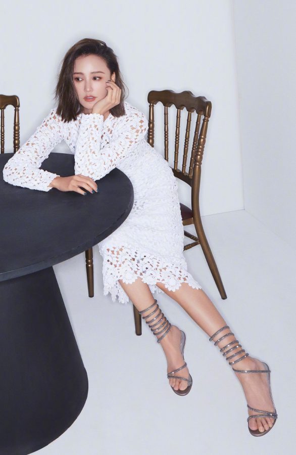 张歆艺偕老公为《瑞丽服饰美容》杂志拍摄甜蜜大片，凉鞋玉足精致完美(1/5)