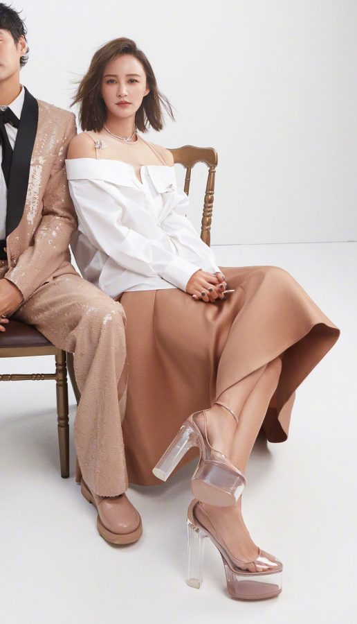 Zhang Xinyi and her husband posed for a sweet photo shoot for the "Ruili Fashion and Beauty" magazine, with exquisite sandals and perfect feet(4/5)